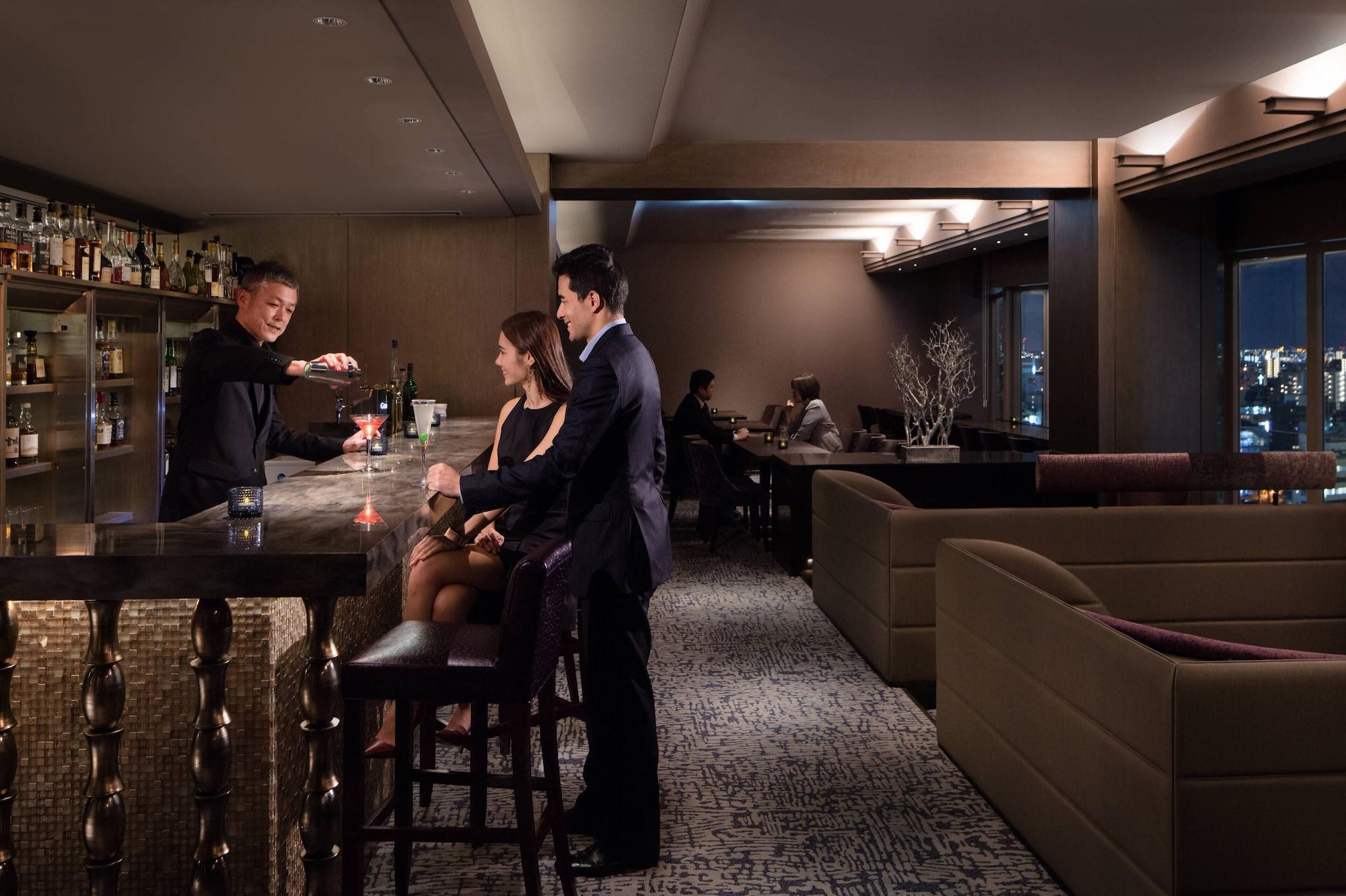Courtyard By Marriott Shin-Osaka Station Hotel Exterior photo The bar at the club