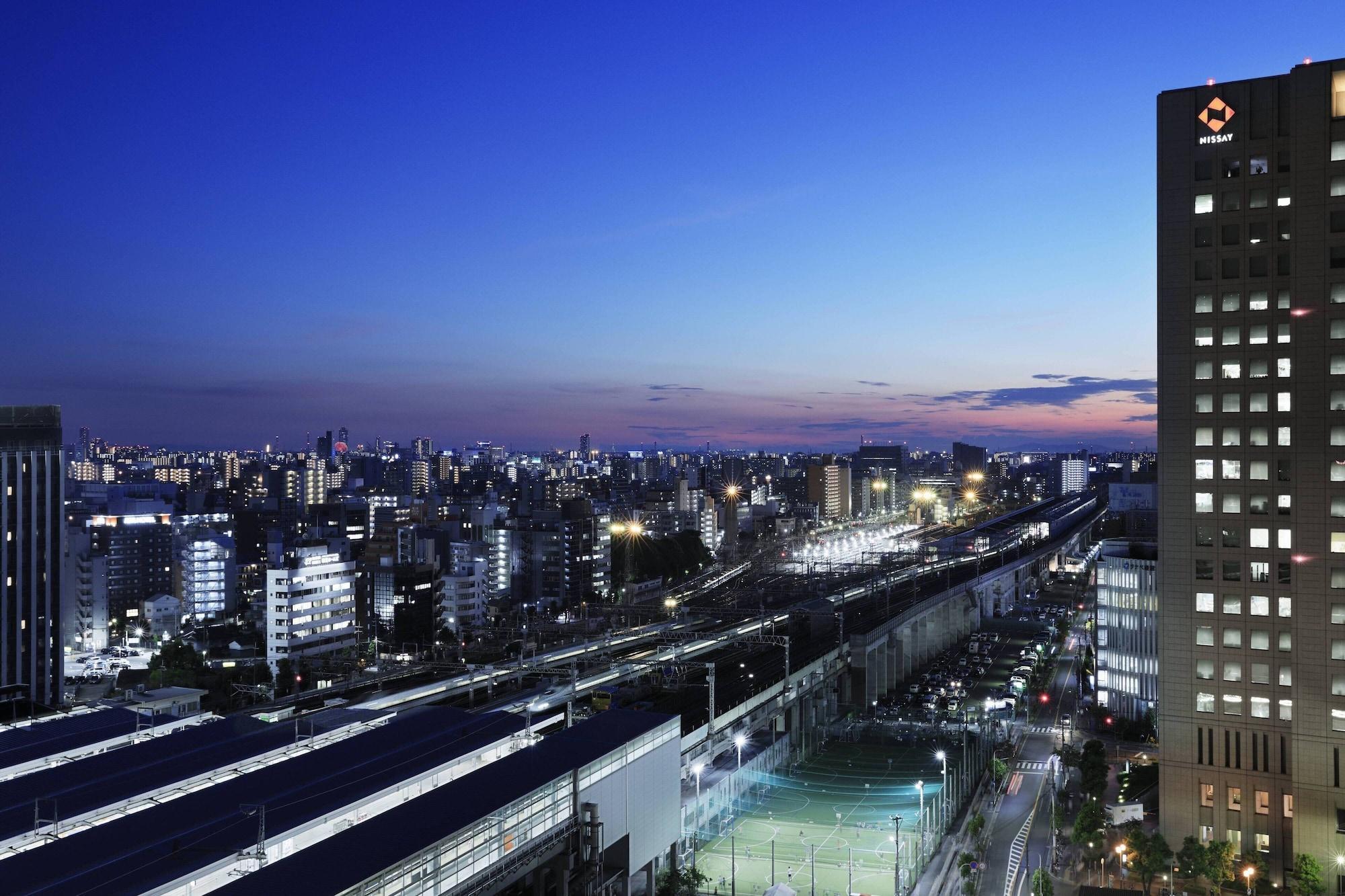 Courtyard By Marriott Shin-Osaka Station Hotel Exterior photo View of the city from the Shinkansen