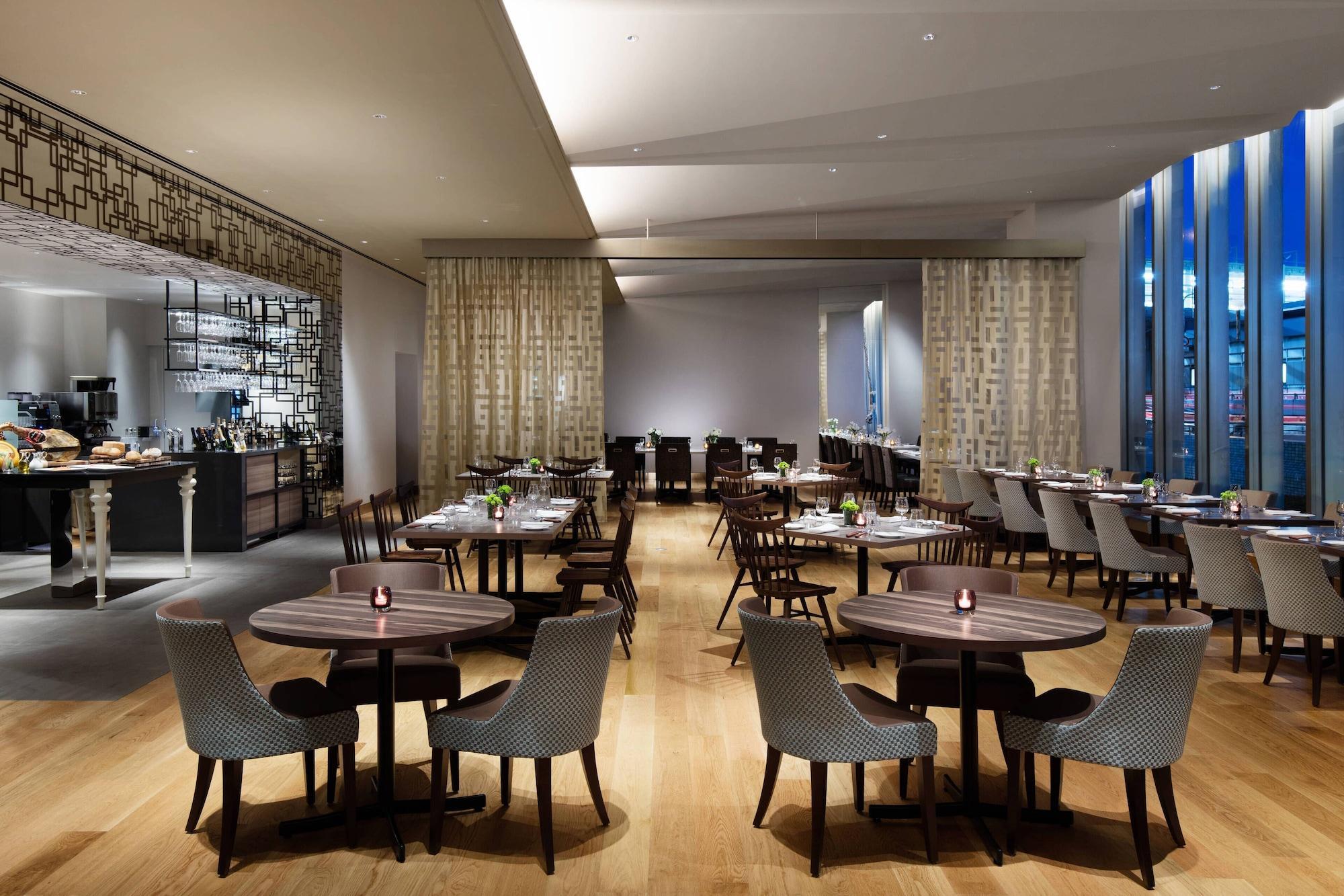 Courtyard By Marriott Shin-Osaka Station Hotel Exterior photo The interior of the restaurant