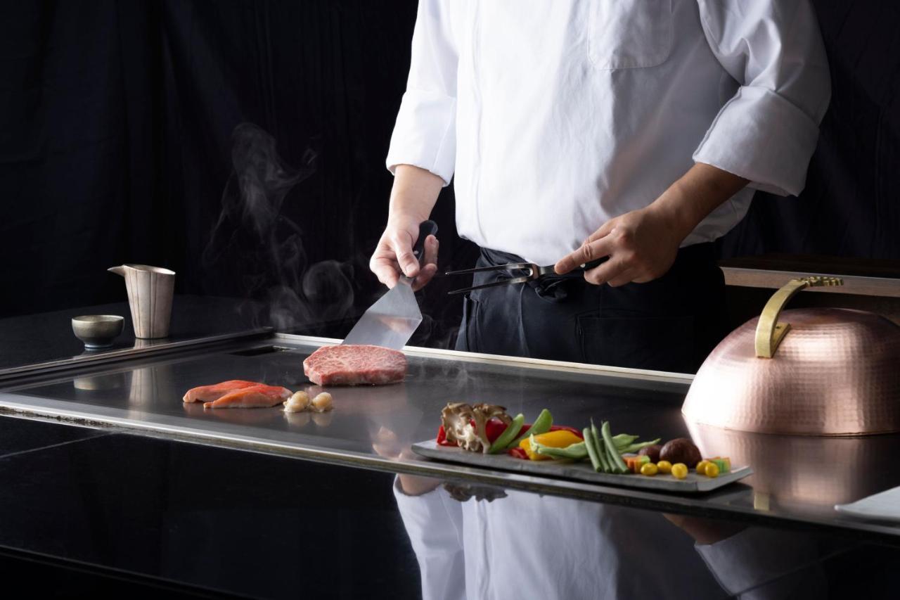 Courtyard By Marriott Shin-Osaka Station Hotel Exterior photo A chef cooking on a flattop grill