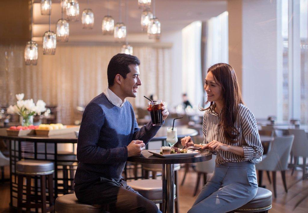 Courtyard By Marriott Shin-Osaka Station Hotel Exterior photo A couple dining at the hotel