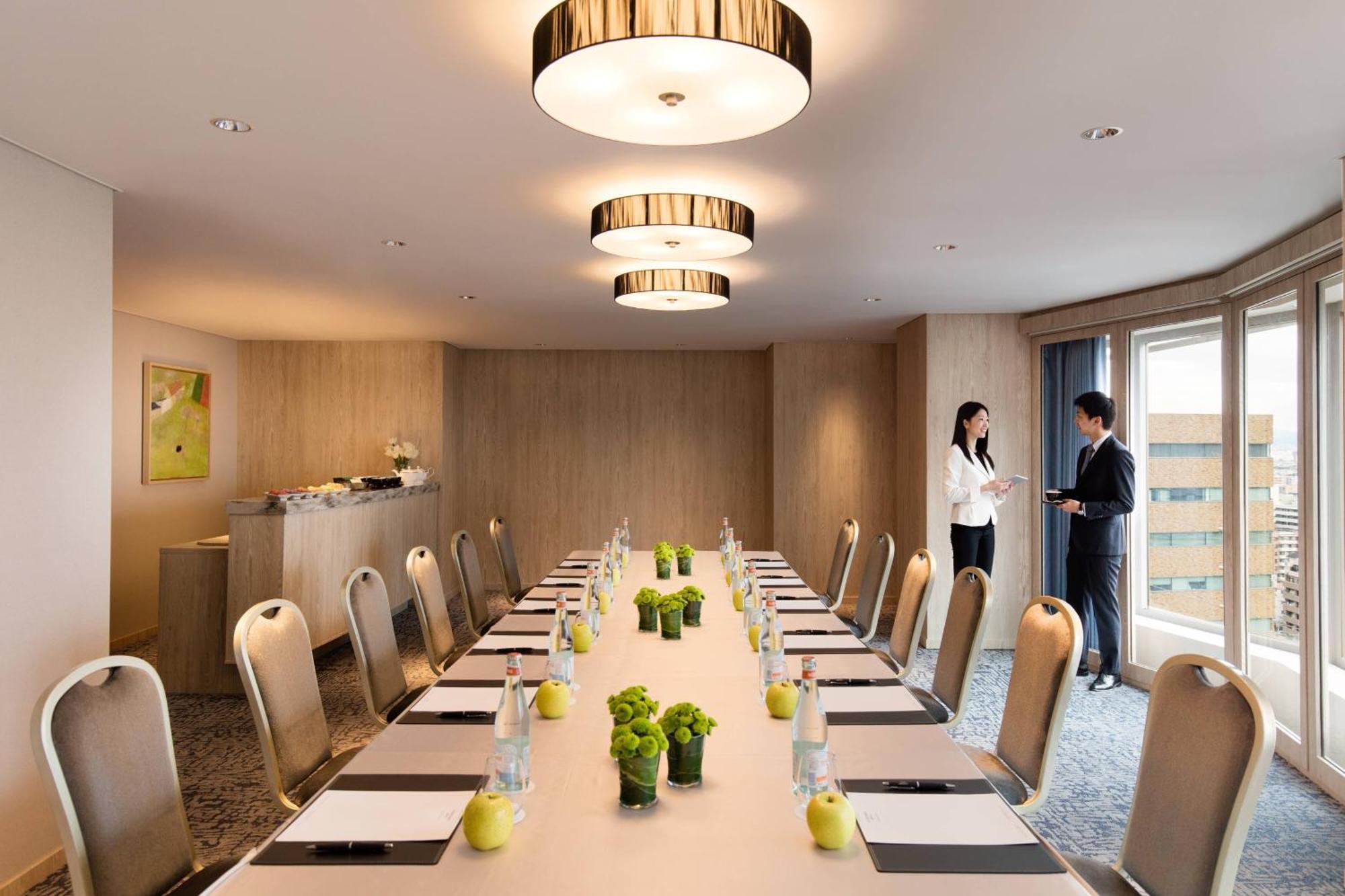 Courtyard By Marriott Shin-Osaka Station Hotel Exterior photo Meeting room