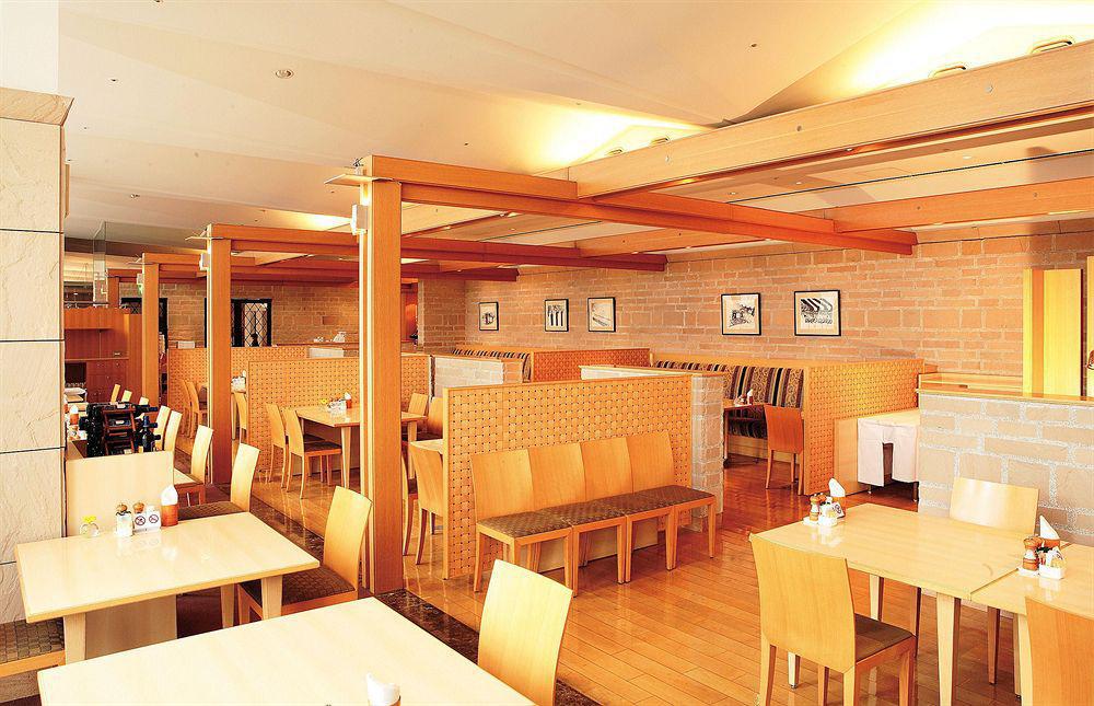 Courtyard By Marriott Shin-Osaka Station Hotel Restaurant photo Interior of a typical restaurant
